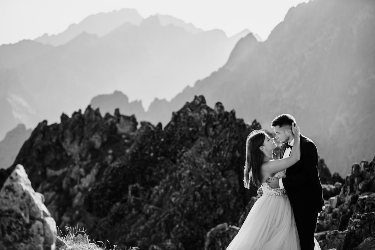 Plener Ślubny - 40 naszych ulubionych zdjęć 51 sesja slubna plener slubny pomysly czarno biale 15