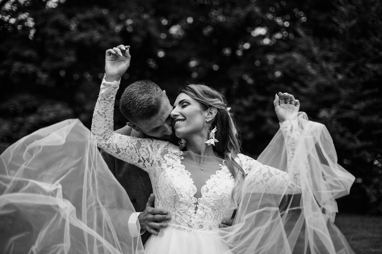 Plener Ślubny - 40 naszych ulubionych zdjęć 55 sesja slubna plener slubny pomysly czarno biale 21